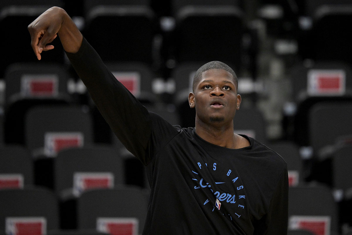 Los Angeles Clippers Center Mo Bamba (4) warm up before playing golden state warriors in Intuit Dome. 