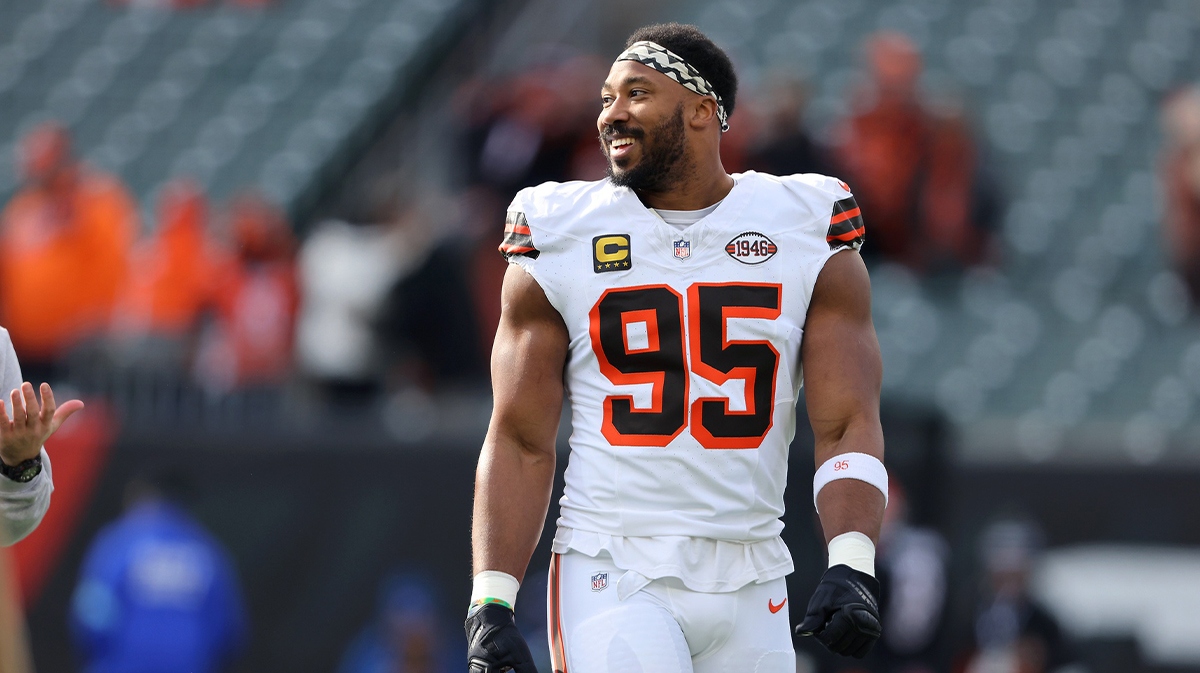 Cleveland Browns Defensive Completions Miles Garrett (95) is heated before the game against Cincinnati Bengal at the Paicor Stadium.