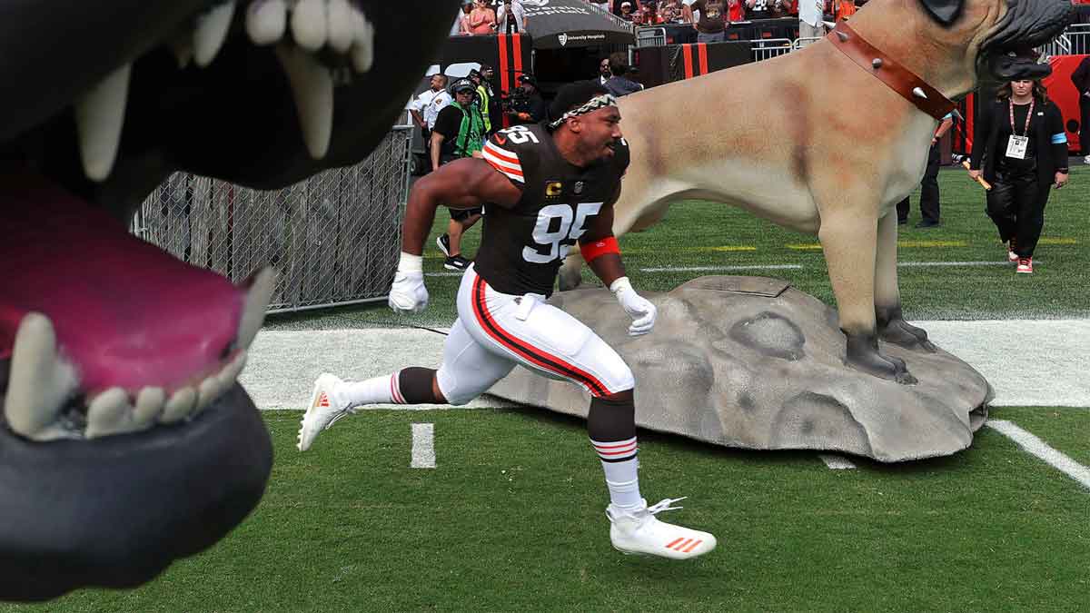 Cleveland Browns Defensive End Miles Garrett (95) occupies the field before NFL football match on Huntington Bank, Sunday, 22. September 2024. years, in Cleveland, Ohio.