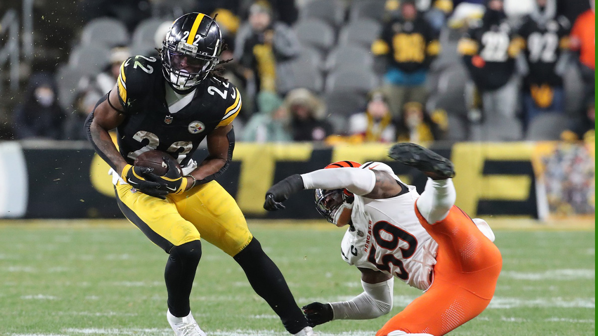 4. January 2025. years; Pittsburgh, Pennsylvania, USA; Pittsburgh Steelers returning Najee Harris (22) Resolving Cincinnati Bengals Linebacker Akeem Davis-Gaither (59) After catching the passage during the fourth quarter of the agricultural stadium. Mandatory credit: Charles Leclaire-IMMN Pictures