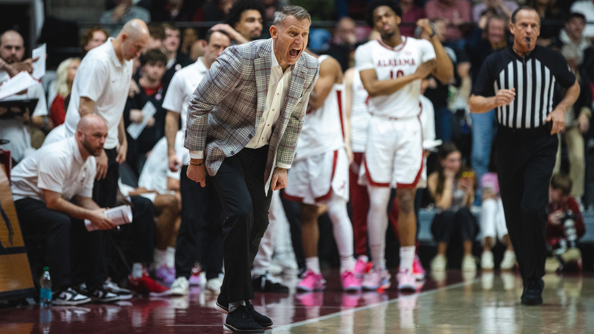 Alabama Crimson Tide head coach Nate Oats directs his team against the Kentucky Wildcats during the second half at Coleman Coliseum.