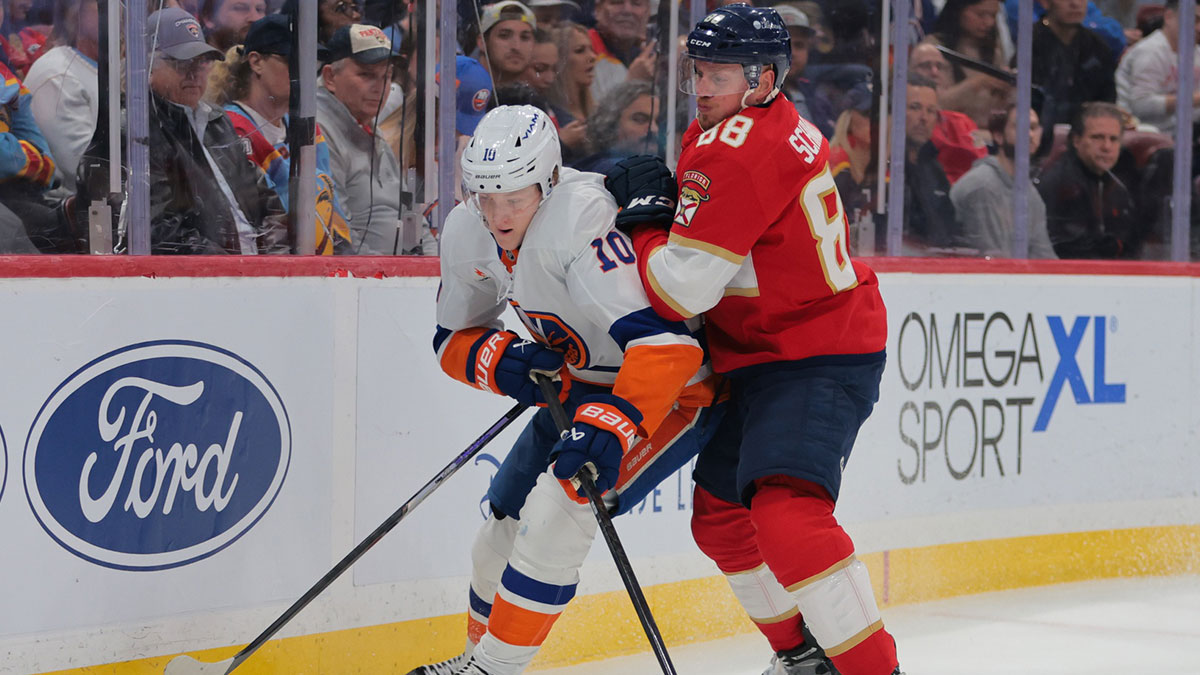 New York Islanders Right Wing Simon Holmstrom (10) Moves Puck next to Florida Panthers Defenseman Nate Schmidt (88) during the first period in the Arena Aderijska banka.