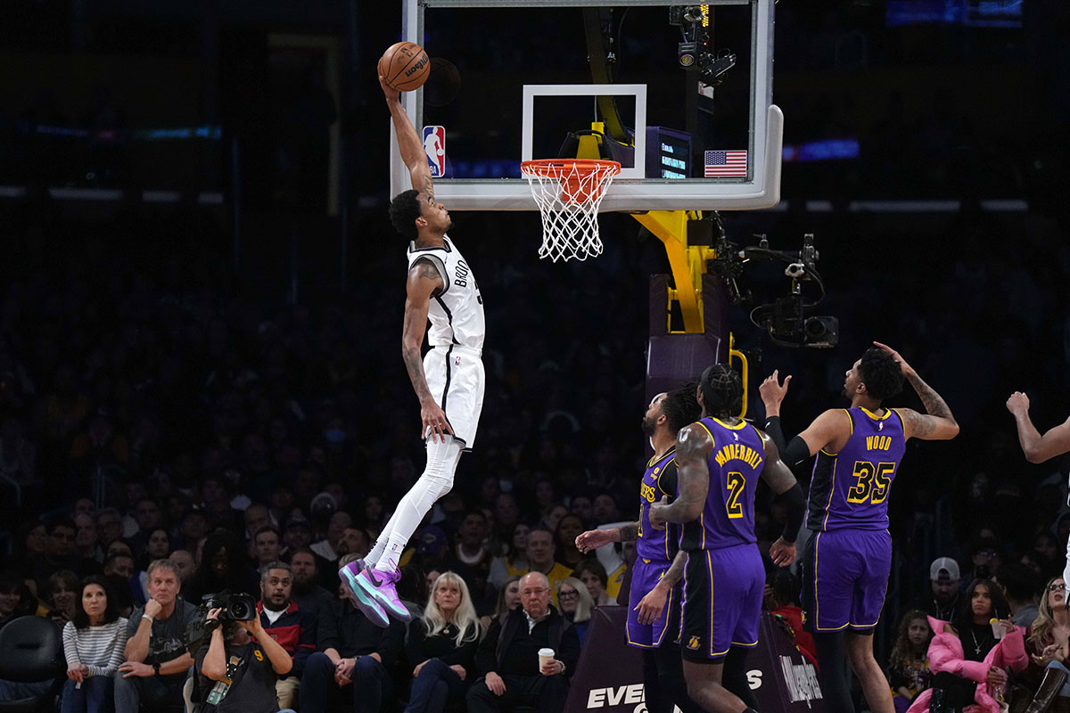 Brooklyn Nets Center NIC Claxton (33) Switches to Basket against Los Angeles Laker in the first half at the Cripto.com Arena.