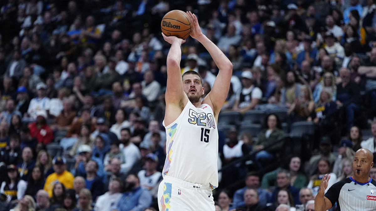 丹佛掘金中心尼古拉·乔基奇（Nikola Jokic）（15岁）在下半场对球射击球竞技场的新奥尔良鹈鹕队射门。