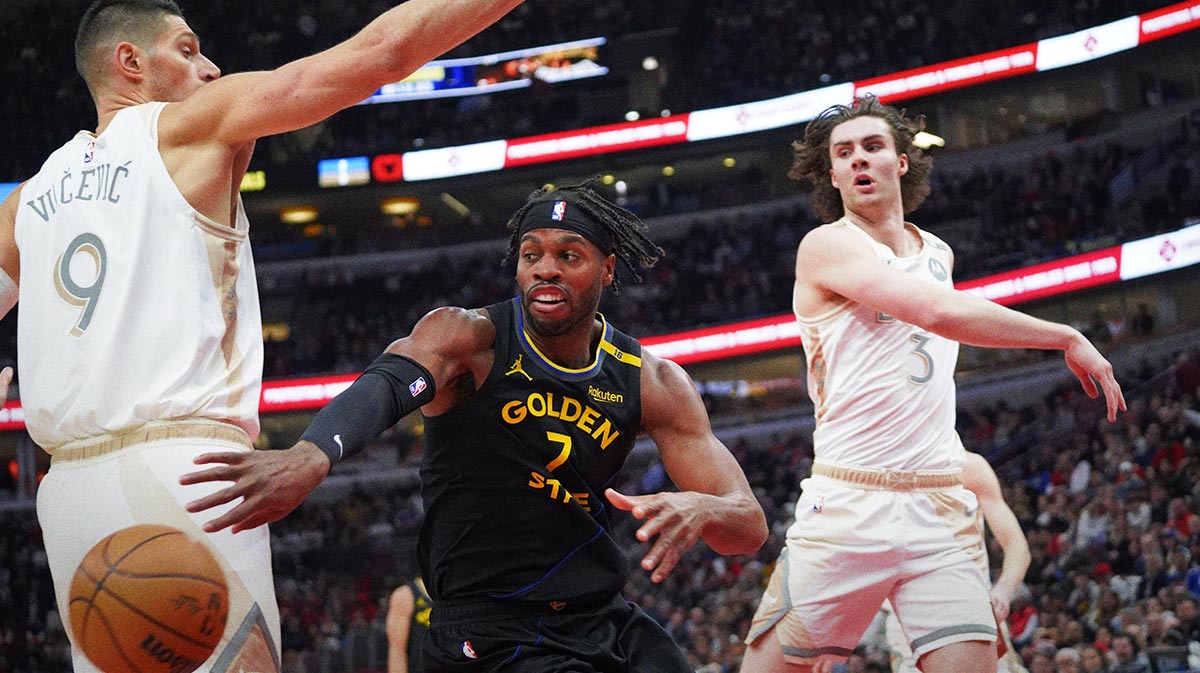 Chicago Bulls Center Nikola Vučević (9) and guard Josh Giddei (3) Defined Golden State Warriors Guard Buddy Field (7) during the first half in the United Center.