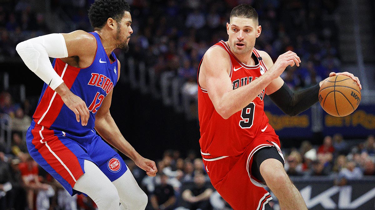 Chicago Bulls Center Nikola Vučević (9) Dribbles defended Detroit clips forward tobias Harris (12) in the first half of the Arena Little Caesars.