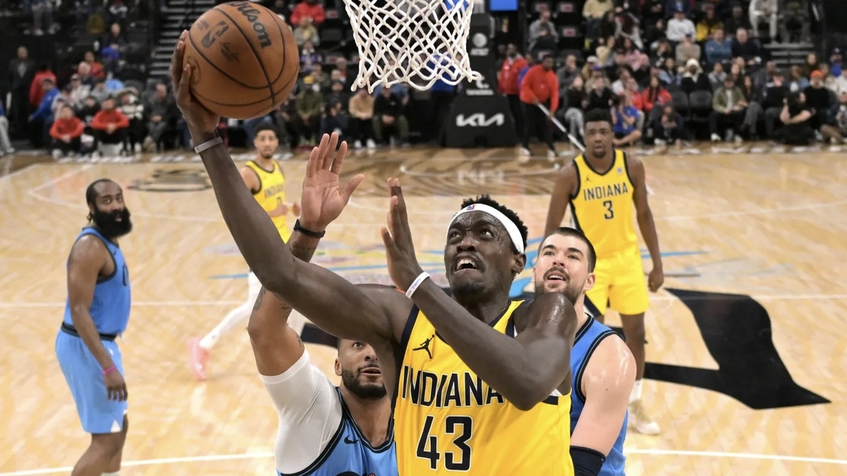 Indiana Pacens Next Pascal Siakam (43) Drives next to Los Angeles Clippers Center Ivica Zubac (40) and stores Norman Powell (24) in the second half in Intuit Dome.