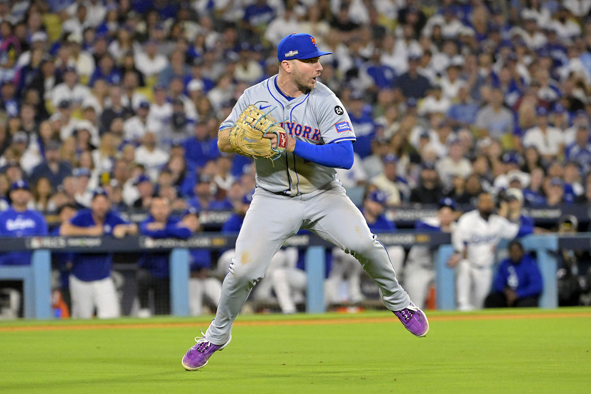 New York introduced the first Baseman Pete Alonso (20) Ball field Hit Anegeles Dodgers Second Baseman Chris Taylor (Fig.) In the sixth inn during the game of six NLC for 2024 MLB playoffs in Dodger Stadium.