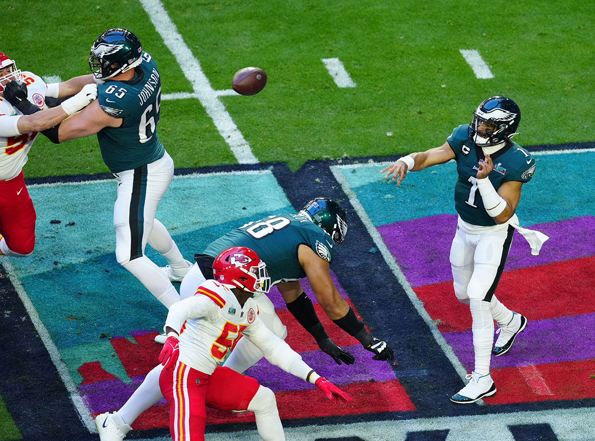 Philadelphia Eagles quarterback Jalen Hurts (1) throws a pass against the Kansas City Chiefs in the first quarter in Super Bowl LVII at State Farm Stadium in Glendale on Feb. 12, 2023. Nfl Super Bowl Lvii Kansas City Chiefs Vs Philadelphia Eagles