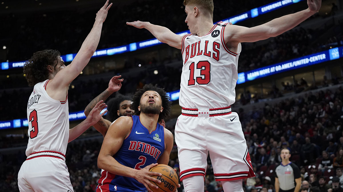 Chicago Bull Guard Josh Giddei (3) Guard Kevin Huerter (13) Defendira Detroit Pistons Guard Cade Cunningham (2) During the second half in the United Center. 