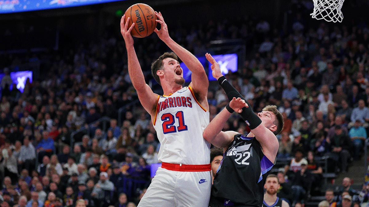 5. February 2025; Salt Lake City, Utah, USA; Gold State Warriors Center Quinten Post (21) Shoot the ball through Utah Jazz Next Kyle Filipovski (22) During the second half in Delta Centur.