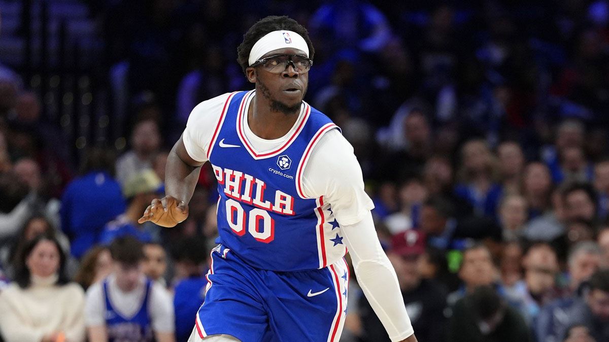 Philadelphia 76ers Guard Reggie Jackson (00) controls the ball against Miami heat in the third quarter in Wells Fargo Center