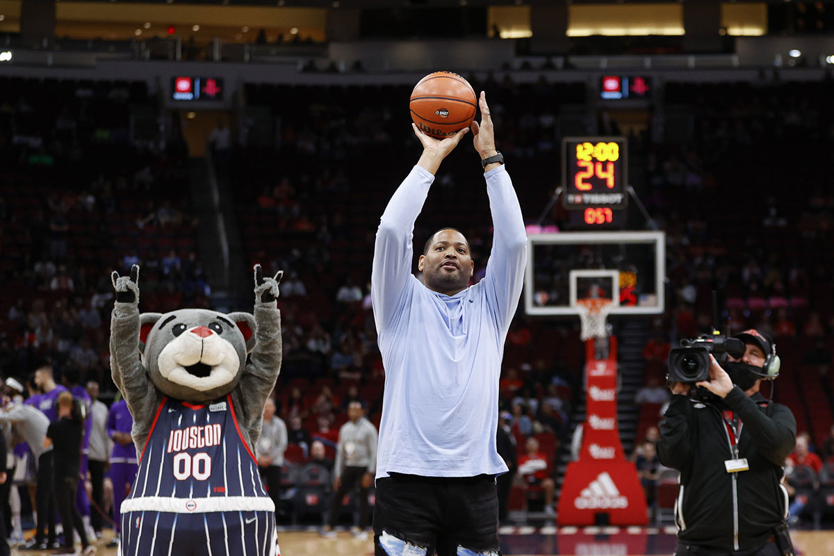 The former Player Houston Rockets Robert Horri shoots solemn free throw before the match against Sacramento Kings in the Toyotin Center.