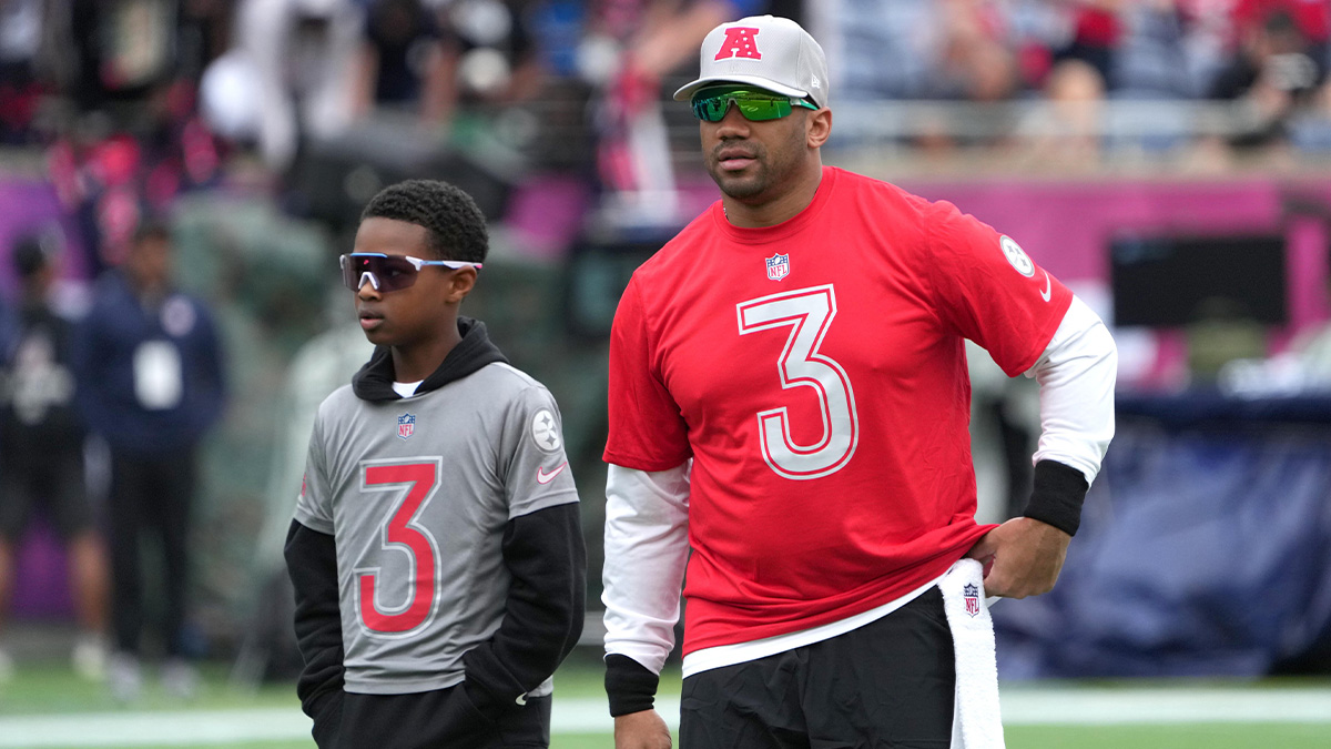 1. February 2025; Orlando, FL, USA; Pittsburgh Steelers Quarterback Russell Wilson (right) with Stepson Former Vilburn during AFC Practice for Games Pro Bowl in a camping stadium. Mandatory Credit: Kirby Lee-Imangn Pictures