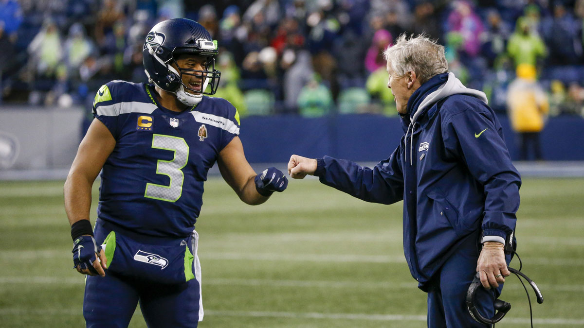 Seattle Seahawks Quarterback Russell Wilson (3) Bump fifts with the main coach of Pete Carroll during the fourth warning of warning against Detroit Lions on the Lunden field. 