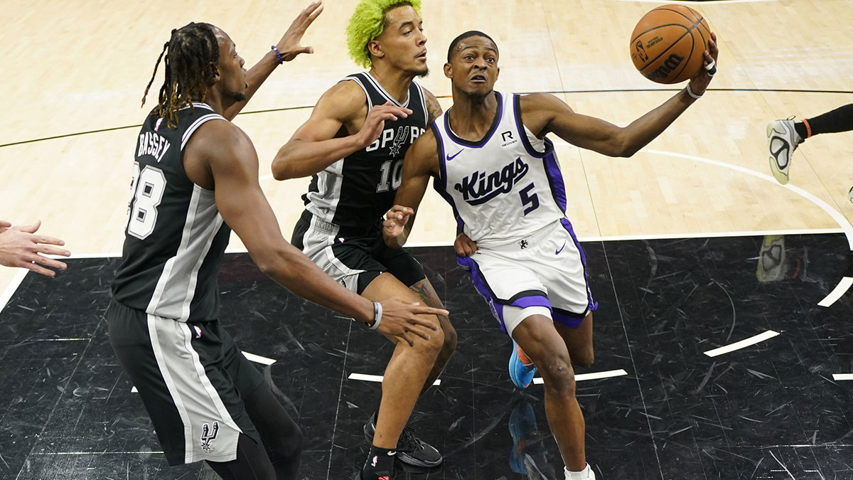 Sacramento Kings Guard De'Aaron Fok (5) Drive to Cart against San Antonio Spurs Carni Charles Bassei (28) and Jeremi Soci (10) during the first half in the jet bank cent.