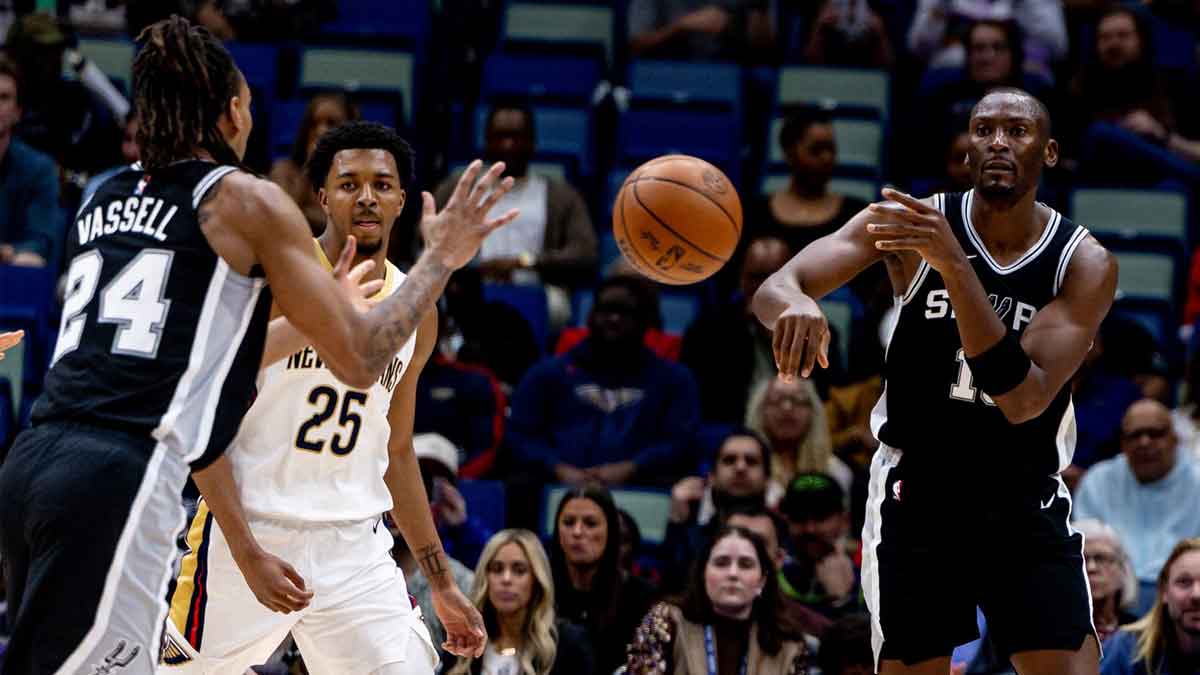 San Antonio Spurs center Bismack Biyombo (18) poses to guard Devin Vassell (24) against New Orleans Pelicans guard Trey Murphy III (25) during the first half at Smoothie King Center. 