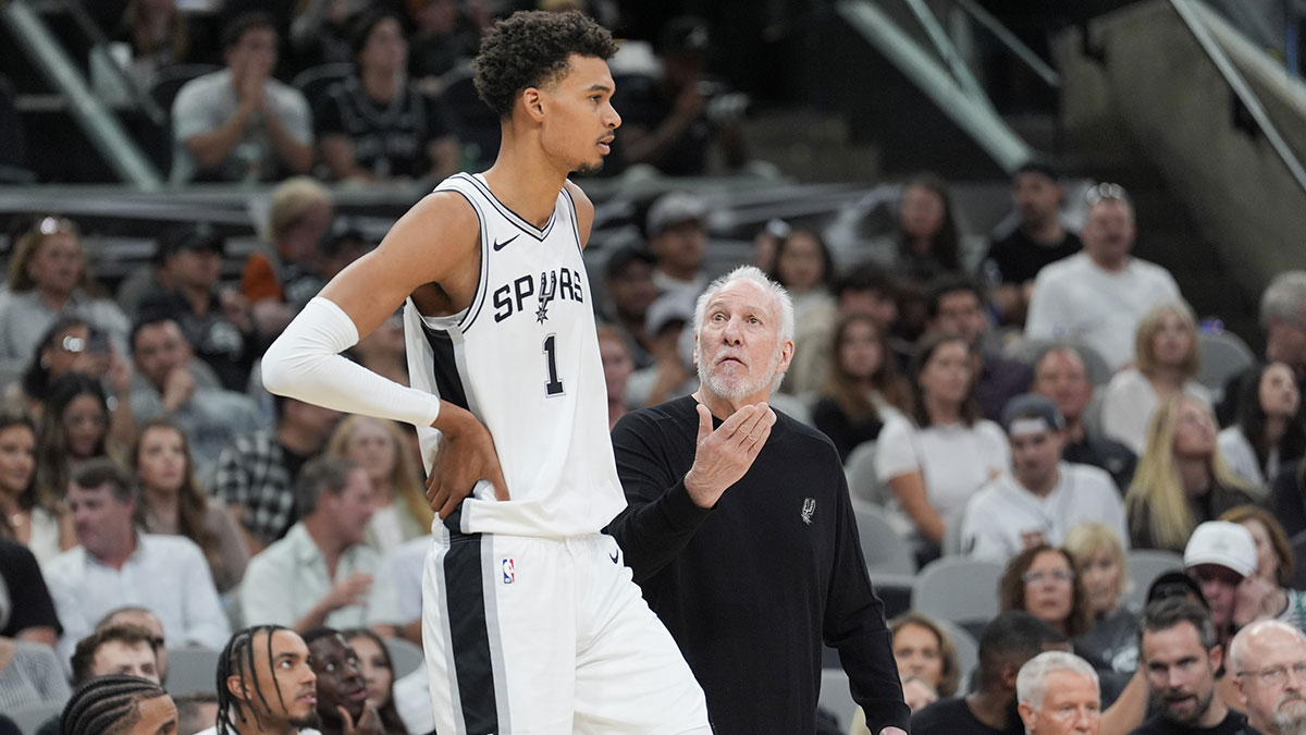 San Antonio Spurs Center Victor Vigbania (1) listens to the main coach of Gregg Popoviča in the first half against Rocket Houston in the Bank Bank Centur.