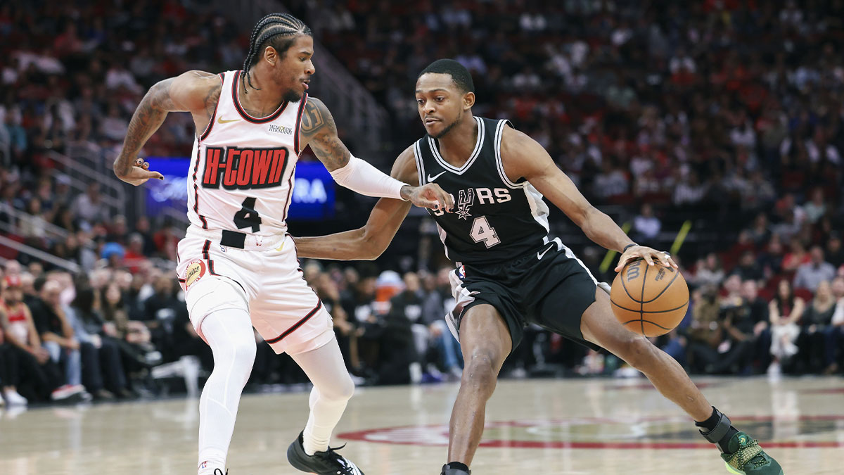 San Antonio Spurs Guard De'aaron Fok (4) Controls the ball as Houston Rockets Guard Jalen Green (4) is forbidden during the first quarter in the Toyotin Center.