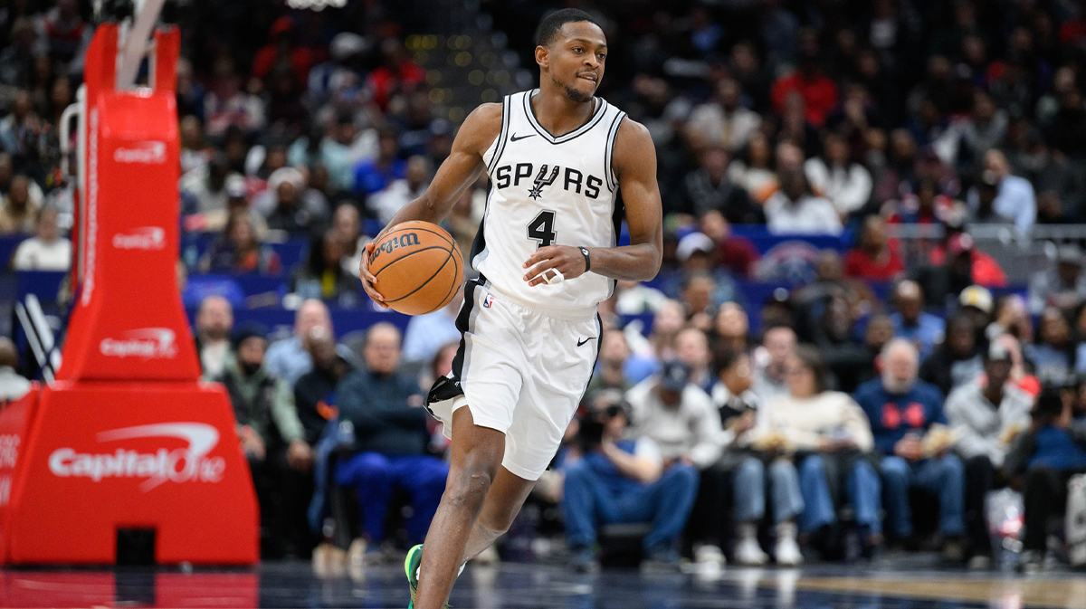 San Antonio Spurs Guard De'aaron Fox (4) handles the ball during the third quarter against Washington Vizards in the capital one Arena.