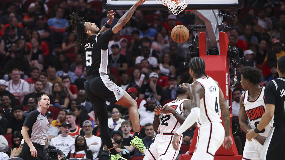 26. February 2025; Houston, Texas, USA; San Antonio Spurs Guard Castle Stephon (5) Dunks ball dipped during the third quarter of Houston rockets in the toiotin center.