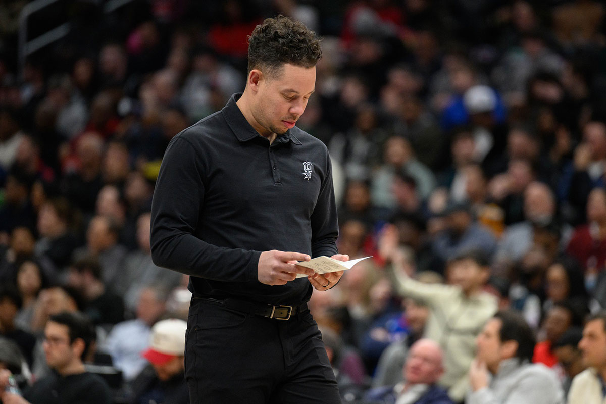 San Antonio Spurs Interim main coach Mitch Johnson looks at the third quarter to Washington in Washington in the capital of those arena. 