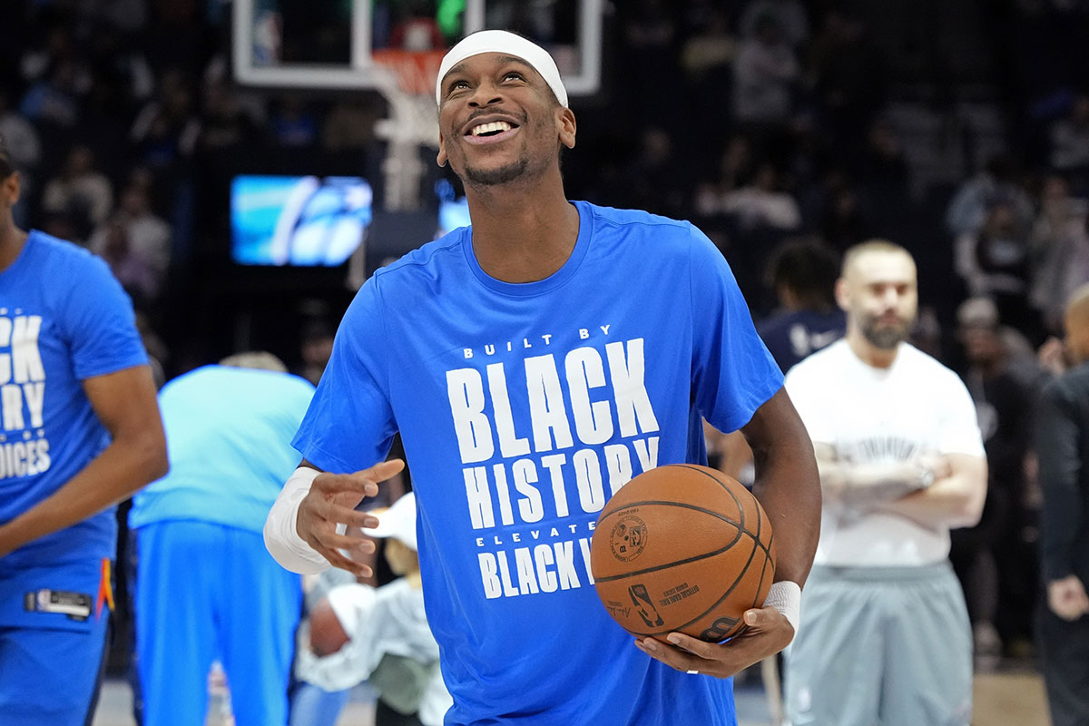 Oklahoma City Thunder Guard Shai Gilgeous-Alexander (2) is prepared for the reproduction of Minnesota Timbervolves in the target center. 