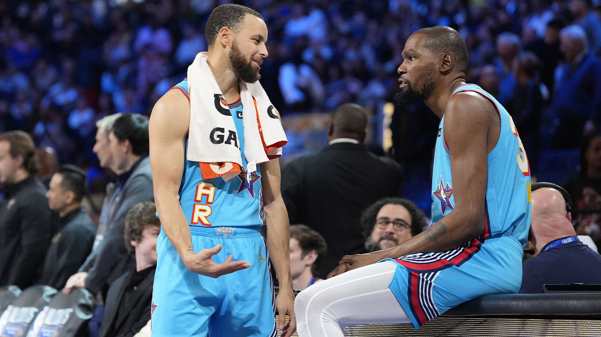 Shakov Ogs Guard Stephen Curri (30) Golden State Warriors and Near Kevin Durant (35)