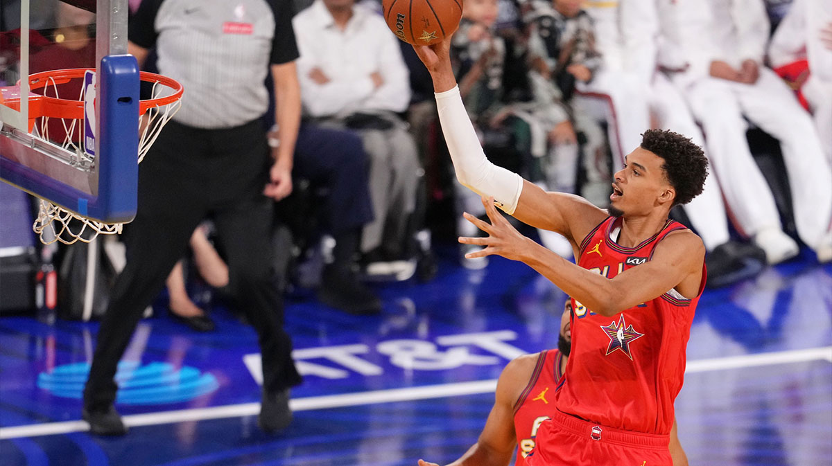 Chuckis Global Stars Guard Shai Gilgeous-Alexander (2) Oklahoma City Groma controls the ball against Kennyis young star during 2025 NBA All Star Game in Chase Center