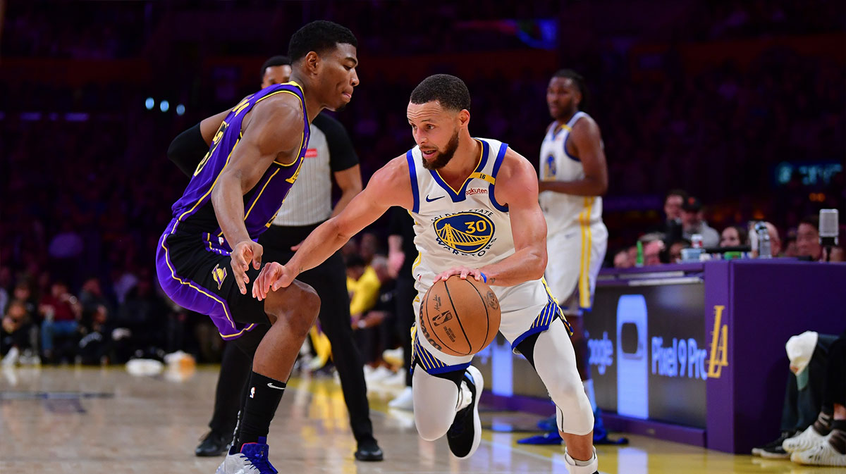 Gold State Warriors The guard Stephen Curri (30) moves the ball against Los Angeles Lakers forward Rui Hachimura (28) during the second half at the Cripto.com Arena. 