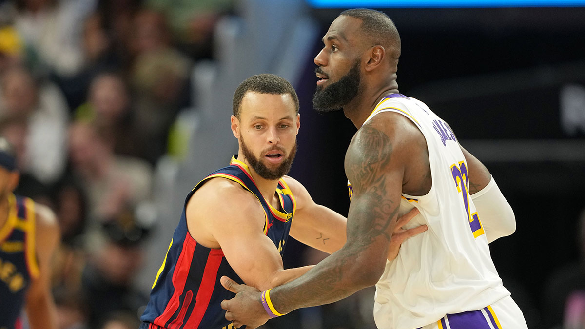 Golden State Warriors Street Stephen Curri (left), defends against Los Angeles Lebron James (right) during the fourth quarter in Chese Center. 