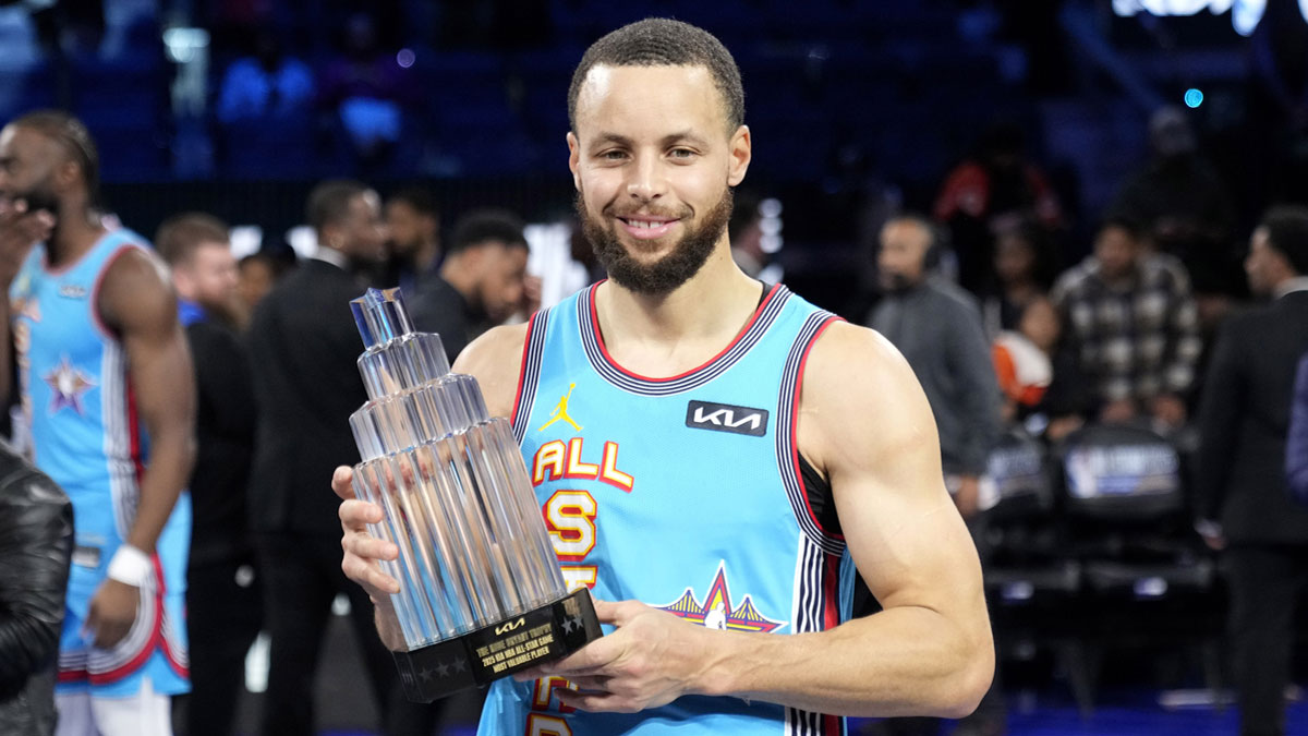 Shakov Ogs Guard Stephen Curri (30) Golden State Warriors is celebrated with MVP Trophyia after Avenging Chucks Global Stars during 2025 NBA All Star Games in Chase Center.