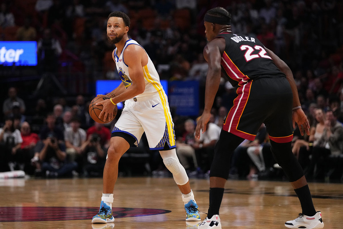 Golden State Warriors The guard Stephen Curri (30) passes the ball away from Miami heat forward Jimmy Butler (22) during the first half of the FTX Arena. 