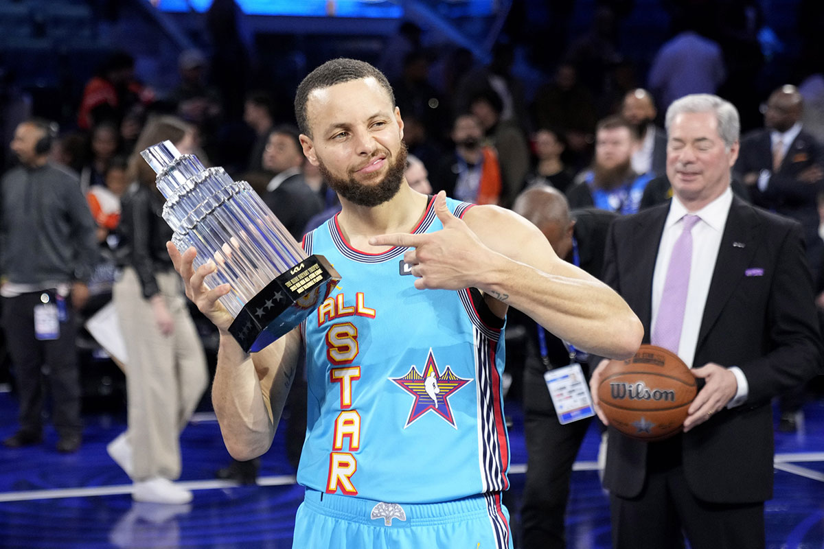 Shakov Ogs Guard Stephen Curri (30) Golden State Warriors is celebrated with MVP Trophyia after Avenging Chucks Global Stars during 2025 NBA All Star Games in Chase Center. 