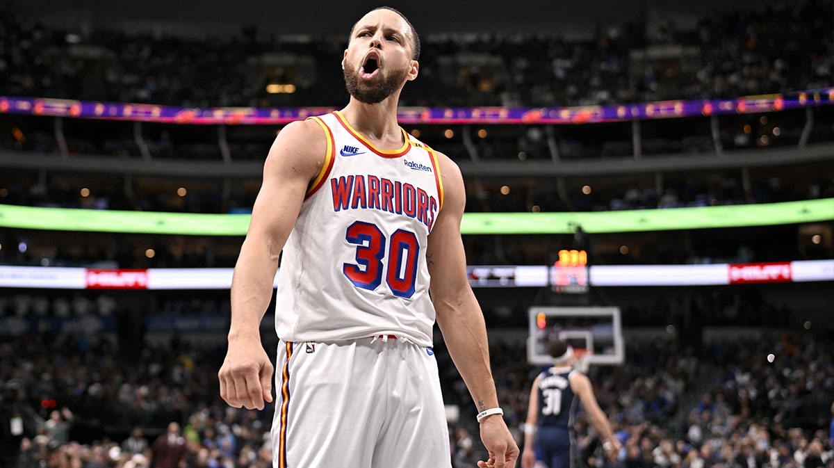 Golden State Warriors Ward Stephen Curri (30) celebrates after three points on the Dallas Mavericks Klai Thompson (31) to give the warriors during the fourth quarter to the center of American Airlines. 