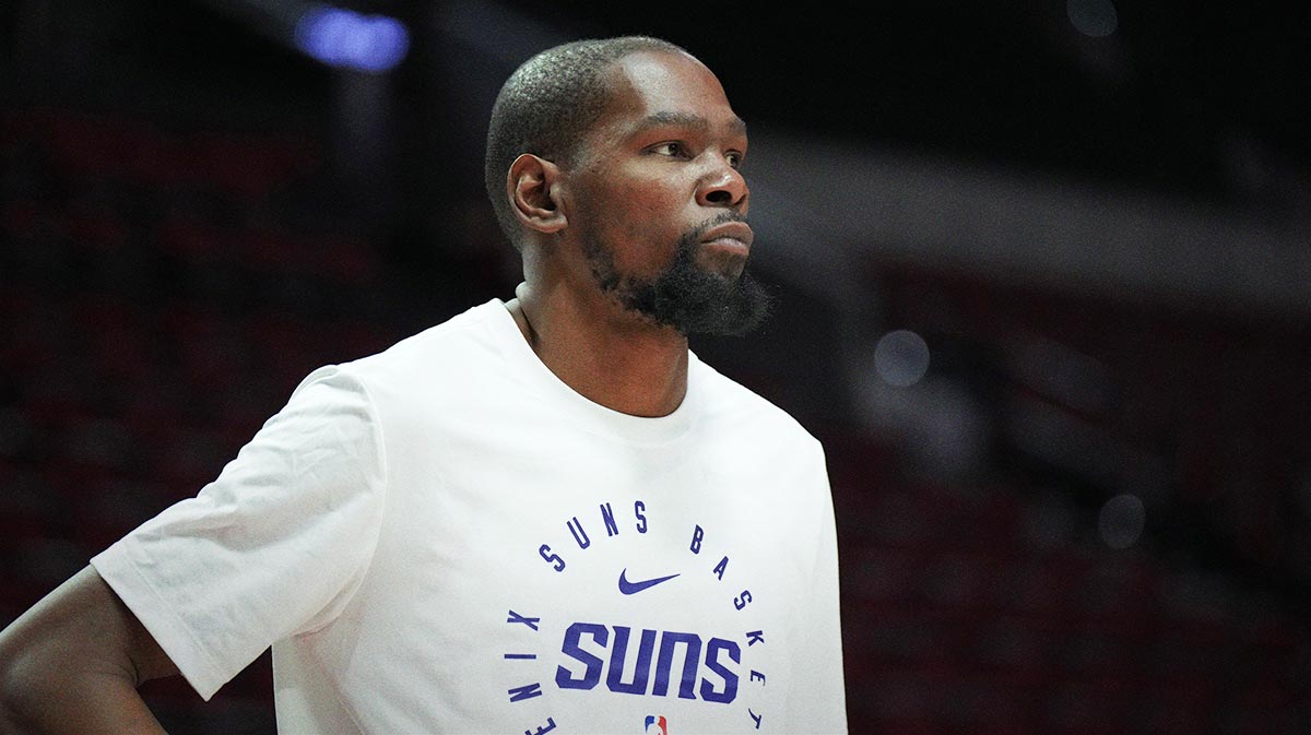 The Phoenix SUNS Power Kevin striker during (35) looked during the warm -up before the match against the Portland Trail Blazers at Moda Center.