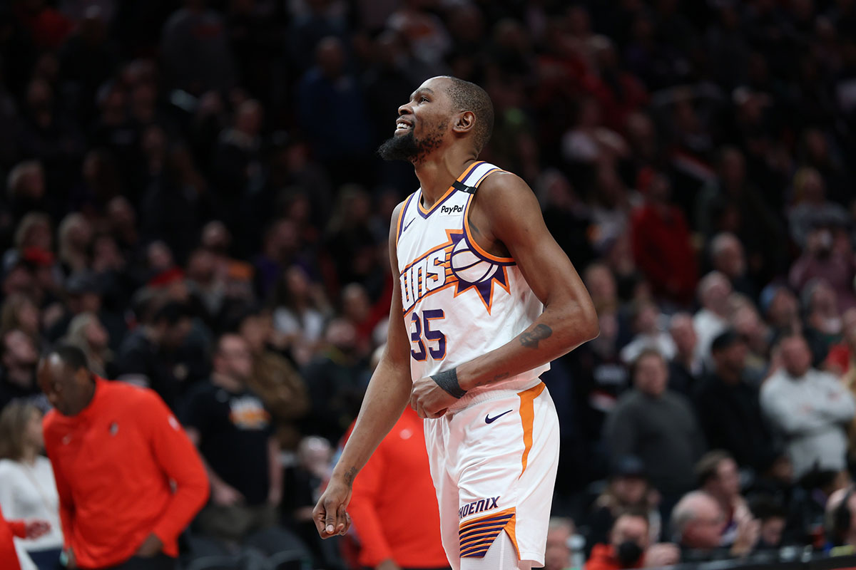 Phoenix Suns Next, Kevin Durant (35) Laughing while watching her teammate Suns Guardian Devin Booker (1) that violated Portland Trail Blazers forward Danny Avdia (8) in extension in Center.