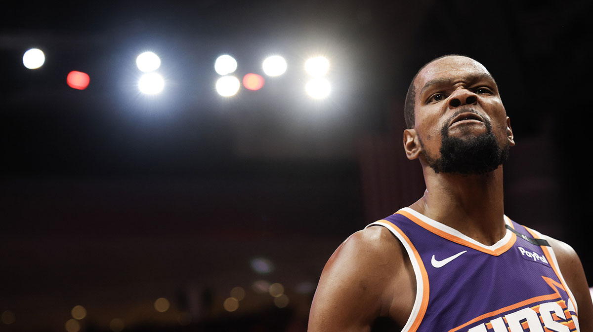     The sun front Kevin Durant (35) reacts to call in the second half against the Houston Racket in Toyota Center