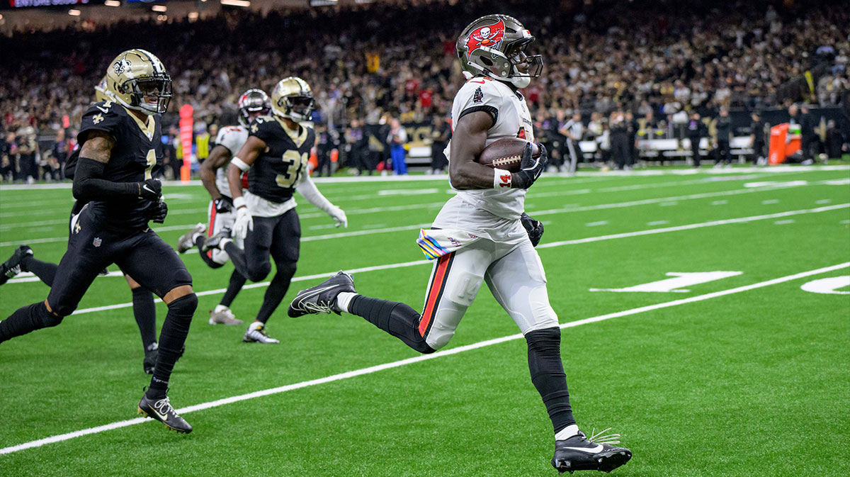 Tampa Bay Buccaneers wide receiver Chris Godwin (14) runs in for a touchdown during the third quarter against the New Orleans Saints at Caesars Superdome.