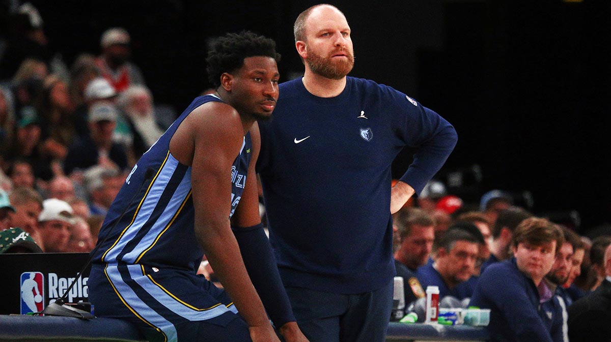 Memphis Grizzlies Next Jaren Jackson Jr. (13) And the main coach of Taylor Jenkins are watched during the third quarter against San Antonio Spurs in FedExforum.