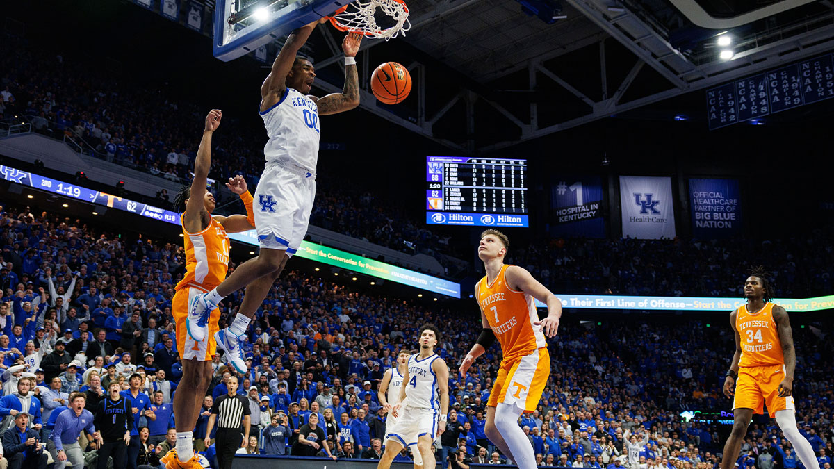 The Kentucky Wildcats Guard Otega Ove (00) Ducks the ball during the second half against Tennessee volunteers in Rupp Arena at the Central Bank Center. 