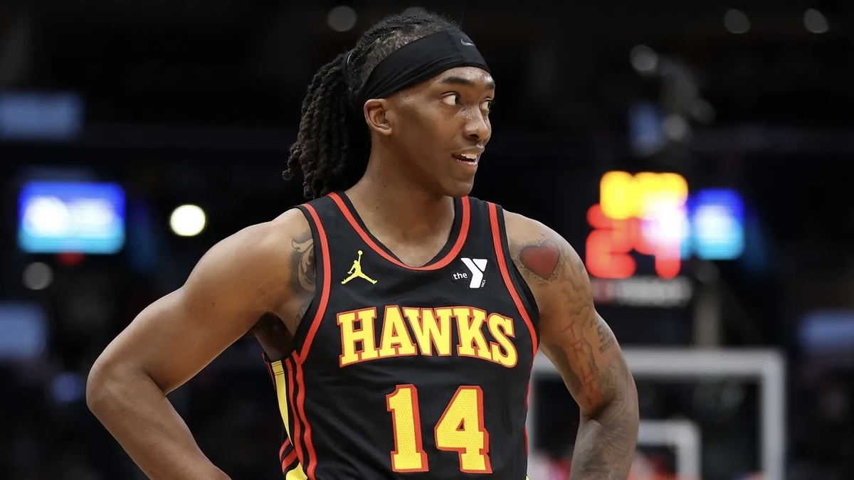 The Atlanta Hawks goalkeeper, Térance Mann (14), looks in the first half against Washington Wizards in Capital Onena.