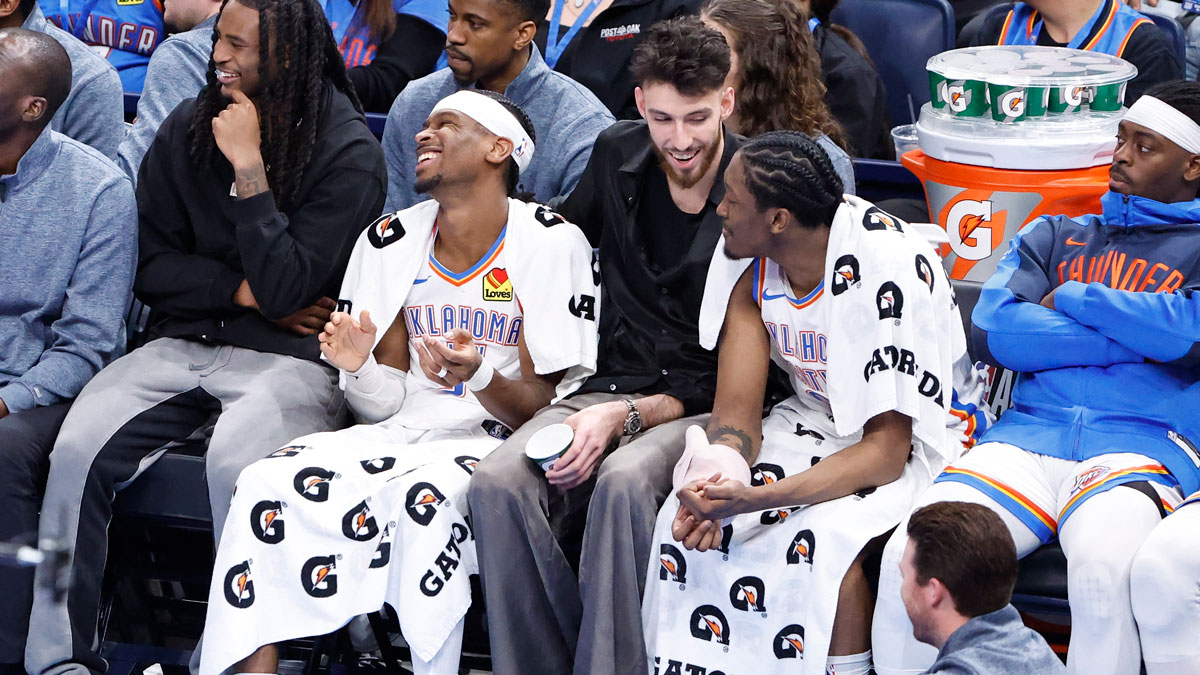 Thunder Guard Cason Vallace (22), Shai Gilgeous-Alexander (2), Next Chet Holmgren (7) and Next Jalen Williams (8) Watch the game against Phoenix Sunses from the bench during the fourth quarter of the game in Centra Pacom