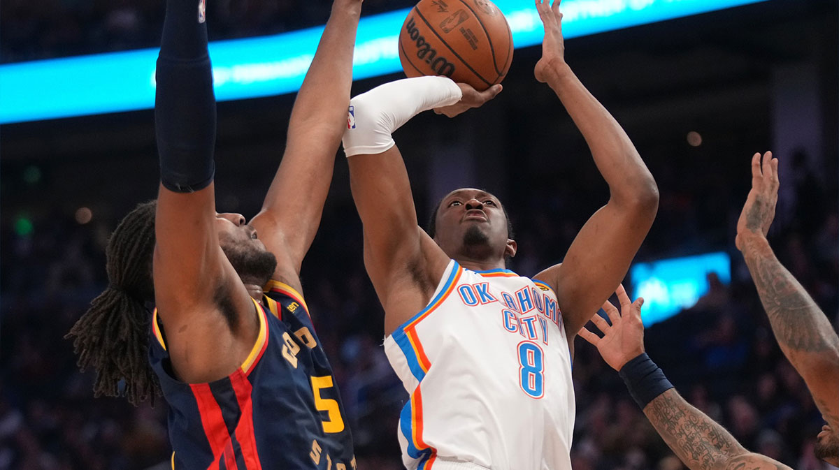 Thunder Guard Jalen Villiams (8) Marks Gold State Warriors Naires Kevon Looney (5) In the second quarter of Chase Center