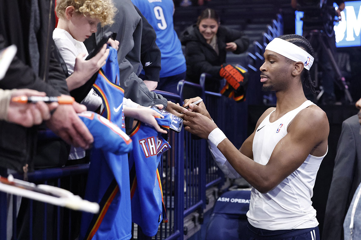 Thunder Guard Shai Gilgeous-Alexander (2) Signed by autographs before the game of phoenix sun at Center Pacom