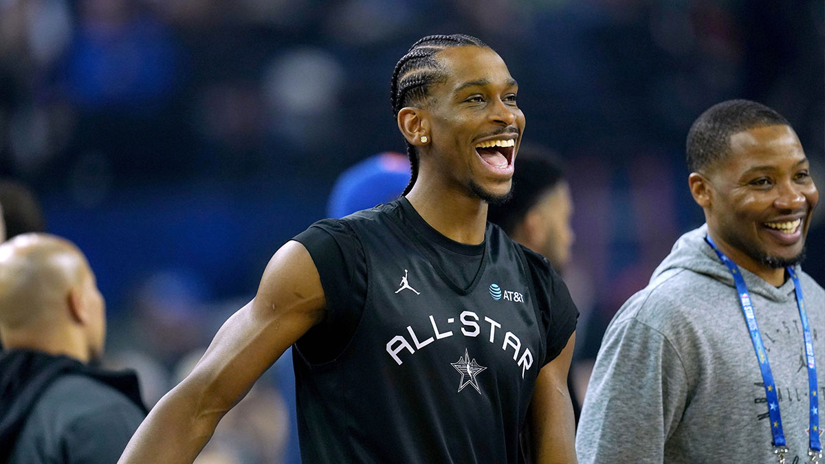 Chuck's Global Stars Guard Shai Gilgeous-Alexander (2) Oklahoma City Thunder During the NBA All Star-Exercise on Oracle Arena