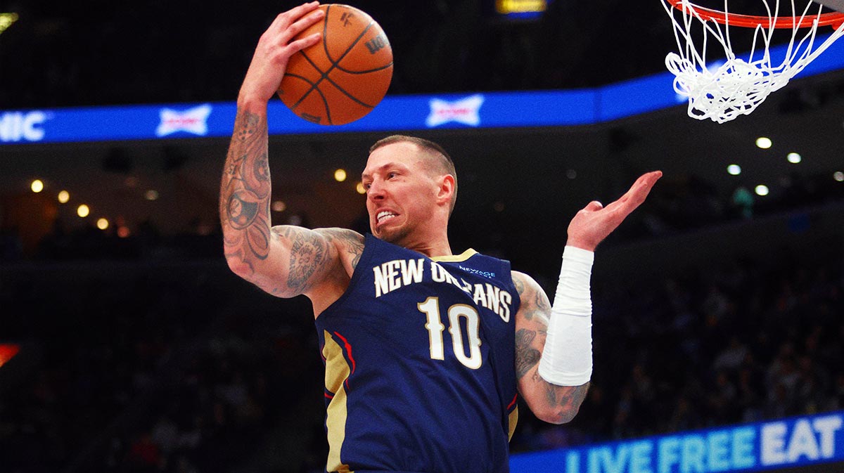 Pelicans Center Daniel Theis (10) Jump the ball during the third quarter against Memphis Grizzlies in FedExforum