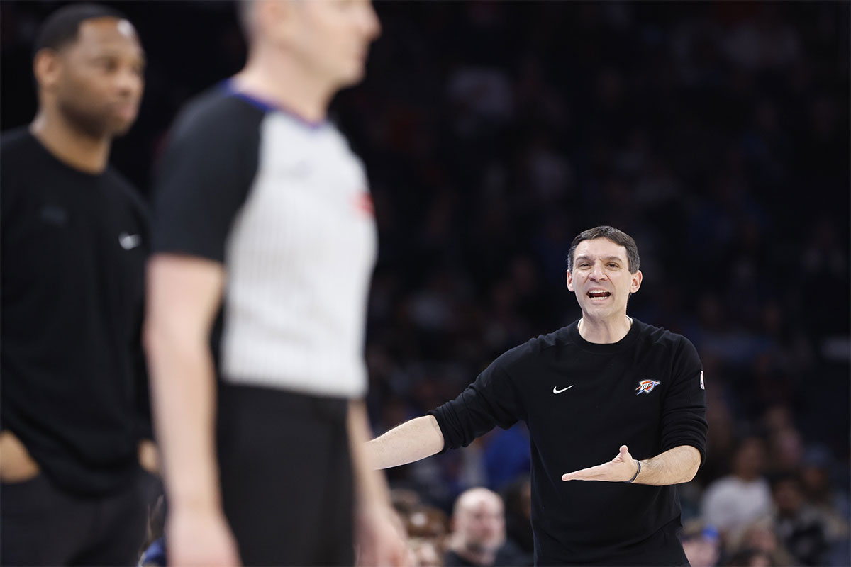 Thunder Map Coach Mark Daigneault shouts on officials during the second half against new eagle pelican in Center Paicom