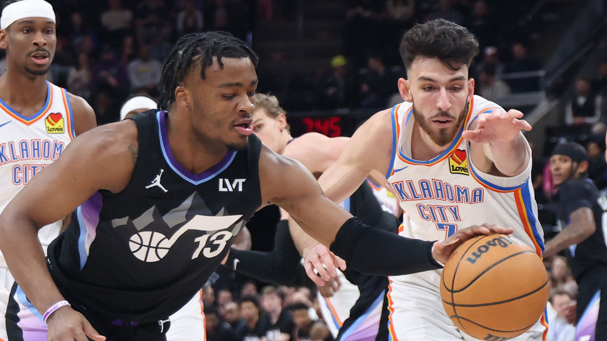 Jazz Guard Isaiah Collier (13) and Oklahoma City Thunder Forvard Chet Holmgren (7) Play for the ball during the first quarter in Delta Centura