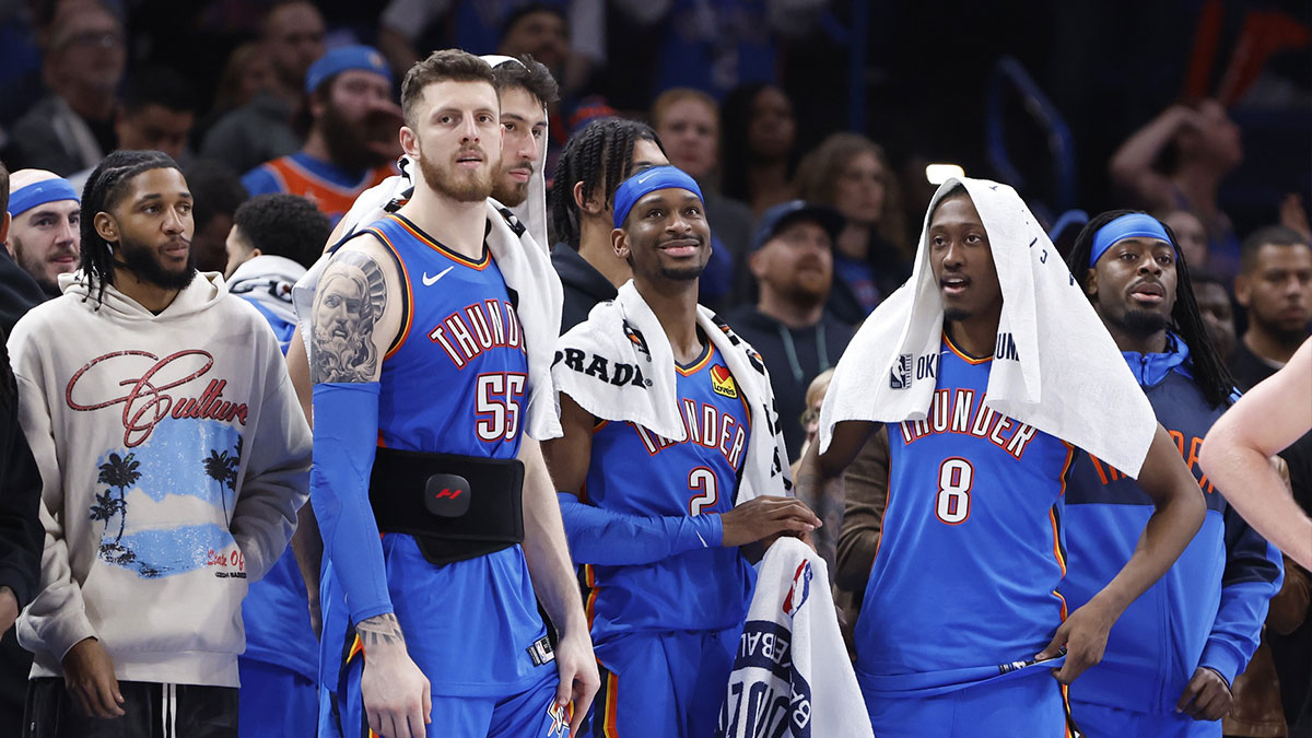 Thunder Center Isaiah Hartertein (55), Thunder Next Chet Holmgren (7), Watch end of the game against new orleans Pelicani in the center of Paicom